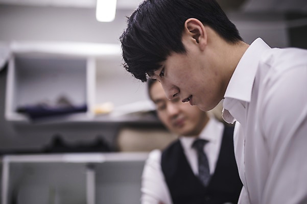 포토 JPG 응시 남자 40대 중년 전등 선반 실내 사람 정장 상반신 20대 두명 앞모습 옆모습 한국인 작업 패션디자이너 집중 제자 실습 장인 신입 남자만 국내포토 시선 옷 뷰포인트 가구 컨셉 조명 동양인 청년 성인 내부 디자이너 파일형식