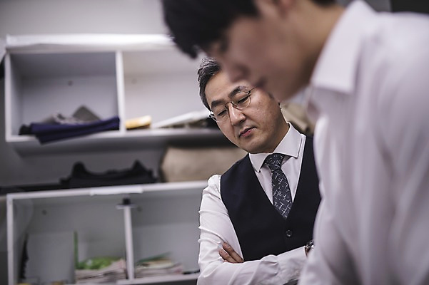 포토 JPG 응시 남자 40대 중년 선반 실내 사람 정장 상반신 20대 두명 앞모습 옆모습 팔짱 한국인 직물 작업 패션디자이너 집중 문서 제자 실습 장인 신입 남자만 국내포토 시선 옷 뷰포인트 가구 컨셉 모션 동양인 청년 성인 내부 디자이너 파일형식