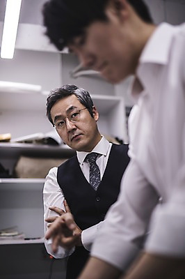 포토 JPG 응시 남자 40대 중년 전등 선반 실내 설명 서기 사람 정장 상반신 20대 두명 앞모습 옆모습 한국인 가리킴 패션디자이너 제자 실습 장인 신입 남자만 국내포토 시선 옷 뷰포인트 가구 모션 조명 동양인 손짓 청년 성인 내부 디자이너 파일형식