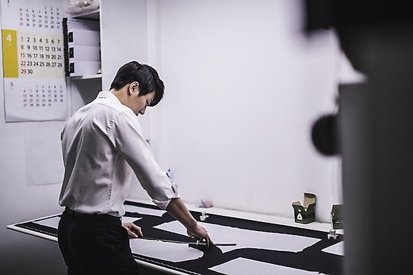 포토 JPG 응시 남자 실내 자 한명 서기 사람 정장 상반신 20대 옆모습 한국인 달력 직물 작업 패션디자이너 책상 제자 실습 재단 신입 작업대 성인남자한명만 국내포토 1 시선 옷 뷰포인트 가구 모션 문구용품 동양인 청년 내부 디자이너 남자한명만 성인남자만 파일형식
