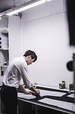 포토 JPG 응시 남자 실내 한명 서기 사람 정장 상반신 20대 옆모습 한국인 직물 작업 패션디자이너 책상 제자 실습 재단 신입 작업대 성인남자한명만 국내포토 1 시선 옷 뷰포인트 가구 모션 동양인 청년 내부 디자이너 남자한명만 성인남자만 파일형식