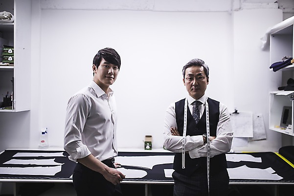 포토 JPG 응시 남자 40대 중년 실내 줄자 서기 미소 사람 정장 상반신 20대 두명 앞모습 옆모습 팔짱 한국인 직물 패션디자이너 책상 문서 제자 실습 장인 재단 신입 작업대 남자만 국내포토 시선 옷 뷰포인트 가구 모션 표정 자 동양인 청년 성인 내부 디자이너 파일형식