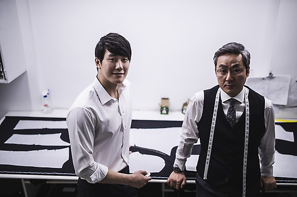 포토 JPG 응시 남자 40대 중년 실내 줄자 서기 미소 사람 정장 상반신 20대 두명 앞모습 옆모습 한국인 직물 잡기 패션디자이너 책상 초크 제자 실습 장인 재단 신입 작업대 남자만 국내포토 시선 옷 뷰포인트 가구 모션 표정 자 동양인 청년 성인 내부 디자이너 파일형식