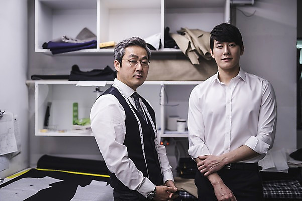 포토 JPG 응시 남자 40대 중년 선반 실내 줄자 서기 미소 사람 정장 상반신 20대 성인 두명 앞모습 옆모습 한국인 직물 조끼 패션디자이너 제자 실습 장인 신입 작업대 남자만 국내포토 시선 옷 뷰포인트 가구 모션 표정 자 동양인 청년 내부 외투 디자이너 파일형식