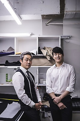 포토 JPG 응시 남자 40대 중년 전등 실내 줄자 서기 미소 사람 정장 상반신 20대 성인 두명 앞모습 옆모습 한국인 직물 패션디자이너 제자 실습 장인 신입 작업대 남자만 국내포토 시선 옷 뷰포인트 모션 조명 표정 자 동양인 청년 내부 디자이너 파일형식