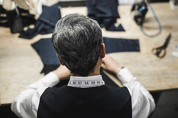 포토 JPG 응시 남자 40대 중년 가위 실내 줄자 한명 사람 앉기 정장 상반신 뒷모습 한국인 직물 작업 패션디자이너 집중 책상 다리미 장인 작업대 중년남자한명만 국내포토 1 시선 옷 뷰포인트 가구 컨셉 모션 문구용품 자 동양인 성인 내부 가전제품 디자이너 남자한명만 중년남자만 파일형식