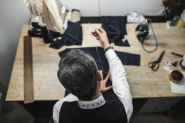 포토 JPG 남자 40대 중년 가위 실내 줄자 한명 사람 정장 상반신 뒷모습 하이앵글 한국인 직물 작업 실 콘센트 전기에너지 바느질 패션디자이너 집중 책상 테이프 장인 작업대 중년남자한명만 국내포토 1 옷 뷰포인트 가구 컨셉 문구용품 자 동양인 성인 내부 에너지 디자이너 남자한명만 중년남자만 파일형식