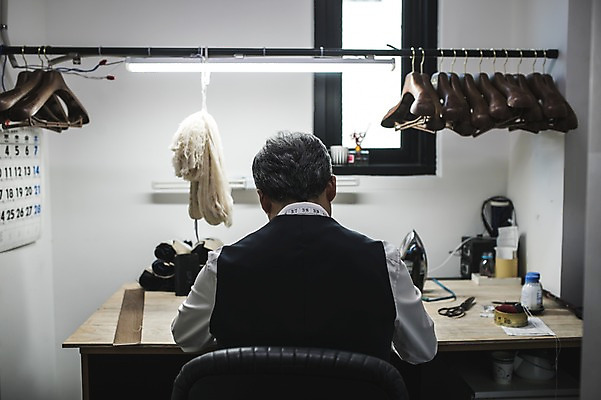 포토 JPG 주간 남자 40대 중년 창문 전등 가위 실내 줄자 한명 사람 앉기 정장 상반신 뒷모습 여러개 한국인 작업 옷걸이 패션디자이너 집중 책상 다리미 장인 작업대 중년남자한명만 국내포토 자연요소 1 옷 뷰포인트 가구 다수 컨셉 모션 문구용품 조명 자 동양인 성인 내부 가전제품 디자이너 남자한명만 중년남자만 파일형식