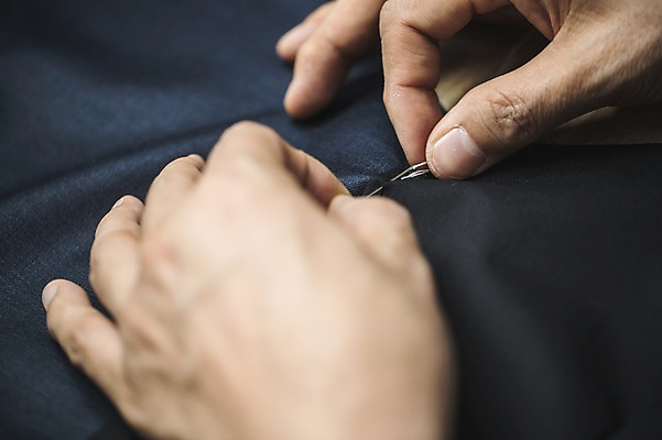 포토 JPG 손 남자 40대 중년 실내 한명 사람 정장 손짓 근접촬영 신체부위 한국인 양손 직물 작업 바늘 실 바느질 패션디자이너 장인 중년남자한명만 국내포토 1 옷 뷰포인트 모션 동양인 성인 내부 도구 디자이너 남자한명만 중년남자만 파일형식