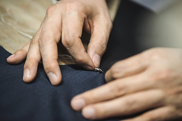 포토 JPG 손 남자 40대 중년 실내 한명 사람 정장 손짓 근접촬영 신체부위 한국인 양손 직물 작업 실 바느질 패션디자이너 책상 장인 중년남자한명만 국내포토 1 옷 뷰포인트 가구 모션 동양인 성인 내부 디자이너 남자한명만 중년남자만 파일형식