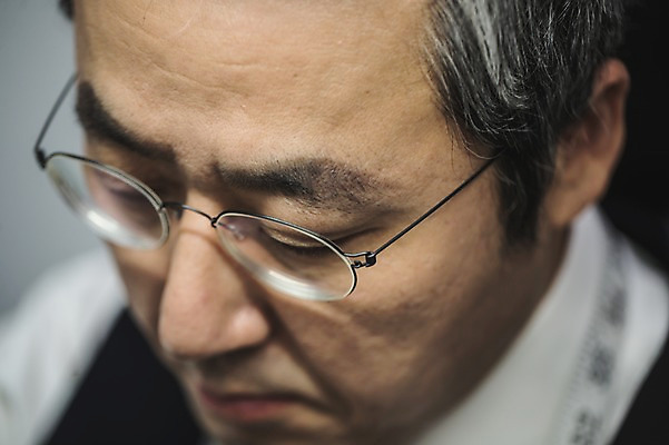 포토 JPG 응시 남자 얼굴 40대 중년 와이셔츠 실내 줄자 한명 사람 정장 근접촬영 앞모습 신체부위 한국인 집중 장인 중년남자한명만 안경낌 국내포토 1 시선 옷 안경 뷰포인트 컨셉 셔츠 자 동양인 성인 내부 남자한명만 중년남자만 파일형식