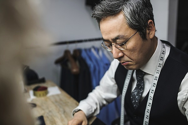 포토 JPG 응시 남자 40대 중년 와이셔츠 실내 줄자 한명 사람 앉기 정장 상반신 옆모습 한국인 작업 옷걸이 패션디자이너 책상 테이프 장인 작업대 중년남자한명만 안경낌 국내포토 1 시선 옷 안경 뷰포인트 가구 셔츠 모션 문구용품 자 동양인 성인 내부 디자이너 남자한명만 중년남자만 파일형식