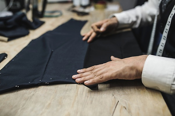 포토 JPG 손 남자 40대 중년 실내 줄자 한명 사람 정장 손짓 근접촬영 신체부위 한국인 양손 직물 작업 바느질 패션디자이너 책상 장인 중년남자한명만 국내포토 1 옷 뷰포인트 가구 모션 자 동양인 성인 내부 디자이너 남자한명만 중년남자만 파일형식