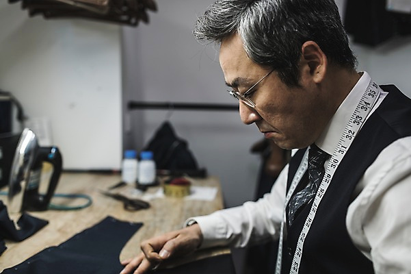 포토 JPG 응시 남자 40대 중년 가위 실내 줄자 한명 사람 정장 상반신 옆모습 한국인 직물 작업 옷걸이 바느질 패션디자이너 책상 다리미 장인 작업대 중년남자한명만 국내포토 1 시선 옷 뷰포인트 가구 문구용품 자 동양인 성인 내부 가전제품 디자이너 남자한명만 중년남자만 파일형식