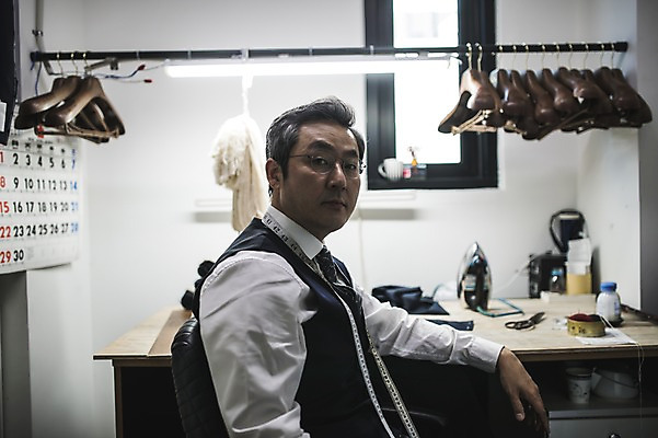 포토 JPG 주간 응시 남자 40대 중년 창문 실내 줄자 한명 사람 앉기 정장 상반신 옆모습 여러개 한국인 달력 직물 작업 옷걸이 패션디자이너 책상 다리미 장인 중년남자한명만 국내포토 자연요소 1 시선 옷 뷰포인트 가구 다수 모션 자 동양인 성인 내부 가전제품 디자이너 남자한명만 중년남자만 파일형식