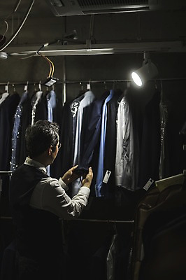 포토 JPG 응시 남자 40대 중년 와이셔츠 전등 실내 한명 서기 사람 정장 손짓 상반신 옆모습 꼬리표 견본 만지기 한국인 관찰 잡기 작업 야간 옷걸이 패션디자이너 야근 소매 장인 중년남자한명만 국내포토 자연요소 1 시선 옷 뷰포인트 셔츠 비즈니스 모션 조명 동양인 성인 내부 라벨 업무 디자이너 남자한명만 중년남자만 파일형식