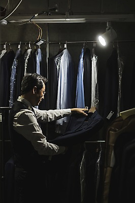 포토 JPG 응시 남자 40대 중년 와이셔츠 전등 실내 한명 서기 들기 사람 정장 상반신 옆모습 만지기 한국인 관찰 야간 옷걸이 패션디자이너 장인 중년남자한명만 국내포토 자연요소 1 시선 옷 뷰포인트 셔츠 모션 조명 동양인 성인 내부 디자이너 남자한명만 중년남자만 파일형식