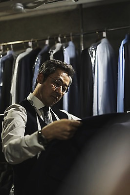 포토 JPG 응시 남자 40대 중년 와이셔츠 실내 줄자 한명 서기 들기 사람 정장 상반신 옆모습 한국인 관찰 옷걸이 패션디자이너 장인 중년남자한명만 국내포토 1 시선 옷 뷰포인트 셔츠 모션 자 동양인 성인 내부 디자이너 남자한명만 중년남자만 파일형식