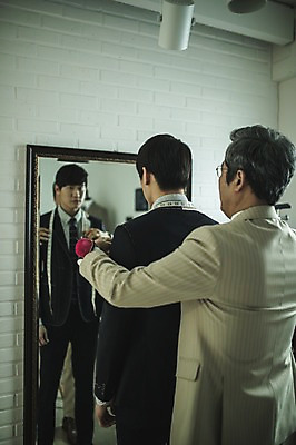 포토 JPG 응시 남자 벽 40대 중년 전등 실내 줄자 서기 사람 정장 손짓 상반신 20대 성인 두명 뒷모습 반사 견본 거울 한국인 패션디자이너 바늘꽂이 실습 장인 맞추기 신입 남자만 국내포토 시선 옷 뷰포인트 모션 조명 자 동양인 청년 내부 디자이너 꽂이 파일형식