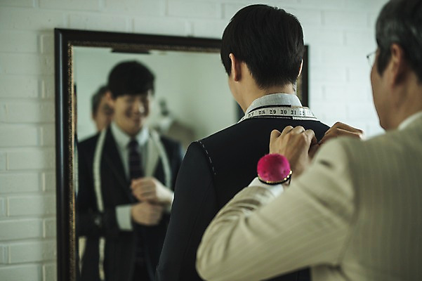 포토 JPG 남자 40대 중년 실내 줄자 서기 미소 사람 정장 손짓 상반신 20대 성인 두명 뒷모습 반사 견본 거울 한국인 패션디자이너 바늘꽂이 실습 장인 맞추기 신입 남자만 국내포토 옷 뷰포인트 모션 표정 자 동양인 청년 내부 디자이너 꽂이 파일형식