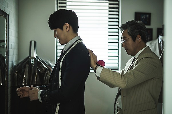 포토 JPG 주간 응시 남자 40대 중년 창문 실내 줄자 서기 사람 정장 상반신 20대 성인 두명 옆모습 거울 한국인 블라인드 패션디자이너 바늘꽂이 제자 실습 치수재기 장인 맞추기 신입 남자만 국내포토 자연요소 시선 옷 뷰포인트 모션 자 동양인 청년 내부 커튼 디자이너 꽂이 파일형식