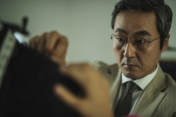 포토 JPG 응시 남자 40대 중년 실내 줄자 서기 사람 정장 손짓 상반신 20대 성인 두명 앞모습 한국인 패션디자이너 집중 치수재기 장인 맞추기 남자만 안경낌 국내포토 시선 옷 안경 뷰포인트 컨셉 모션 자 동양인 청년 내부 디자이너 파일형식