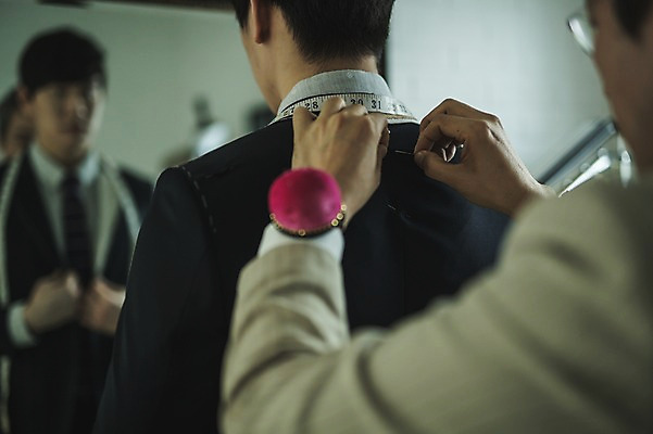 포토 JPG 남자 40대 중년 실내 줄자 서기 사람 정장 손짓 상반신 20대 성인 두명 뒷모습 반사 견본 거울 한국인 패션디자이너 바늘꽂이 어깨 제자 실습 꽂음 치수재기 장인 신입 남자만 국내포토 옷 뷰포인트 모션 자 동양인 청년 내부 신체부위 디자이너 꽂이 파일형식