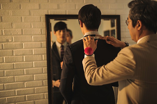 포토 JPG 응시 남자 벽 40대 중년 실내 줄자 서기 사람 정장 손짓 상반신 20대 성인 두명 뒷모습 견본 거울 한국인 패션디자이너 바늘꽂이 어깨 제자 실습 치수재기 장인 신입 남자만 국내포토 시선 옷 뷰포인트 모션 자 동양인 청년 내부 신체부위 디자이너 꽂이 파일형식