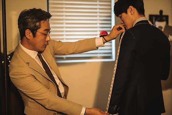 포토 JPG 주간 응시 남자 40대 중년 창문 실내 줄자 서기 사람 정장 상반신 20대 성인 두명 옆모습 뒷모습 한국인 블라인드 패션디자이너 바늘꽂이 제자 실습 팔 치수재기 장인 길이 신입 남자만 국내포토 자연요소 시선 옷 뷰포인트 모션 자 동양인 청년 내부 신체부위 커튼 디자이너 꽂이 파일형식