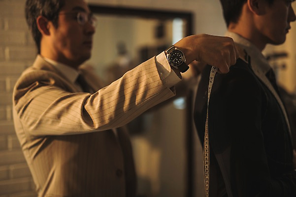 포토 JPG 응시 남자 40대 중년 실내 줄자 서기 사람 정장 상반신 20대 성인 두명 옆모습 거울 한국인 패션디자이너 손목시계 제자 실습 치수재기 장인 신입 남자만 국내포토 시선 옷 뷰포인트 시계 장신구 모션 자 동양인 청년 내부 디자이너 파일형식