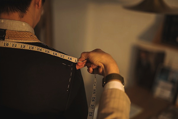 포토 JPG 손 남자 40대 중년 전등 실내 줄자 사람 정장 손짓 근접촬영 상반신 20대 성인 두명 뒷모습 한국인 패션디자이너 어깨 치수재기 길이 남자만 국내포토 옷 뷰포인트 모션 조명 자 동양인 청년 내부 신체부위 디자이너 파일형식