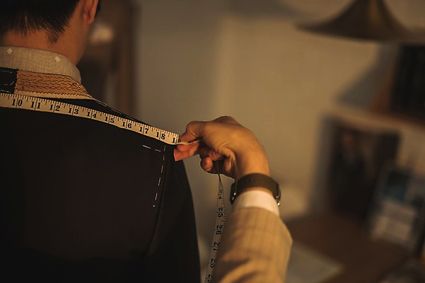 포토 JPG 손 남자 40대 중년 전등 실내 줄자 사람 정장 손짓 근접촬영 상반신 20대 성인 두명 뒷모습 한국인 패션디자이너 손목시계 치수재기 길이 남자만 국내포토 옷 뷰포인트 시계 장신구 모션 조명 자 동양인 청년 내부 신체부위 디자이너 파일형식