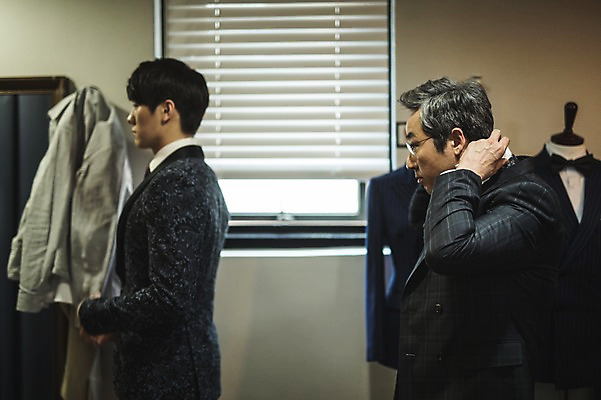 포토 JPG 주간 응시 남자 40대 중년 창문 실내 서기 사람 정장 상반신 20대 성인 두명 옆모습 점퍼 한국인 블라인드 옷걸이 마네킹 패션디자이너 옷입기 남자만 국내포토 자연요소 시선 옷 뷰포인트 모션 동양인 청년 내부 외투 커튼 디자이너 파일형식