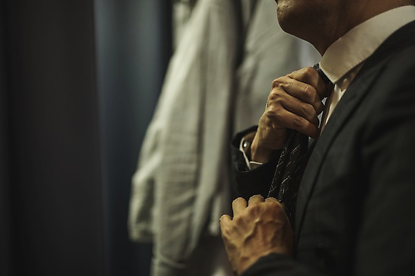 포토 JPG 손 40대 중년 넥타이 실내 한명 서기 사람 정장 손짓 상반신 성인 옆모습 신체부위 한국인 잡기 패션디자이너 매기 장인 중년남자한명만 국내포토 1 잡화 옷 뷰포인트 모션 동양인 내부 디자이너 남자한명만 중년남자만 파일형식