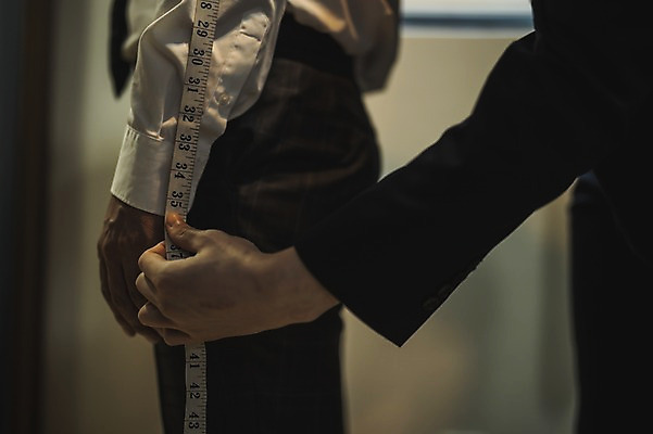 포토 JPG 손 남자 40대 중년 실내 줄자 사람 정장 근접촬영 20대 성인 두명 신체부위 한국인 패션디자이너 치수재기 길이 남자만 국내포토 옷 뷰포인트 자 동양인 청년 내부 디자이너 파일형식