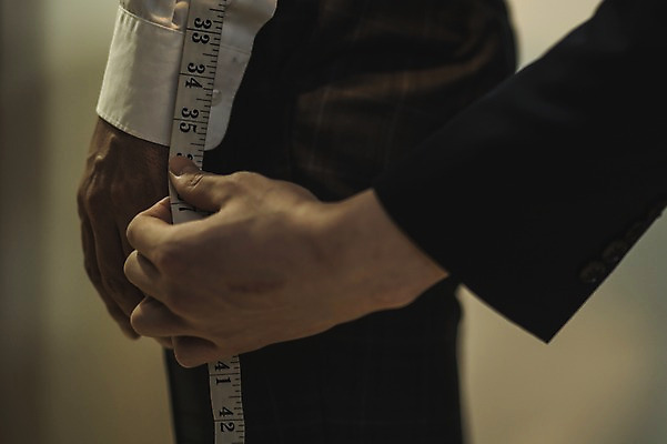 포토 JPG 손 남자 40대 중년 실내 줄자 사람 정장 근접촬영 20대 성인 두명 신체부위 한국인 패션디자이너 치수재기 길이 남자만 국내포토 옷 뷰포인트 자 동양인 청년 내부 디자이너 파일형식