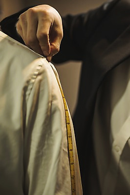 포토 JPG 손 남자 40대 중년 실내 줄자 사람 정장 근접촬영 상반신 20대 성인 두명 신체부위 한국인 패션디자이너 어깨 치수재기 남자만 국내포토 옷 뷰포인트 자 동양인 청년 내부 디자이너 파일형식