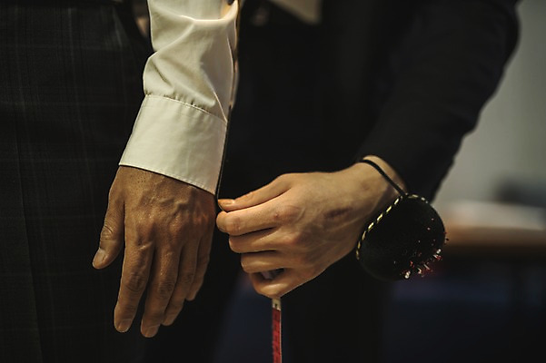 포토 JPG 손 남자 40대 중년 실내 줄자 서기 사람 정장 손짓 근접촬영 20대 성인 두명 신체부위 한국인 패션디자이너 바늘꽂이 남자만 국내포토 옷 뷰포인트 모션 자 동양인 청년 내부 디자이너 꽂이 파일형식