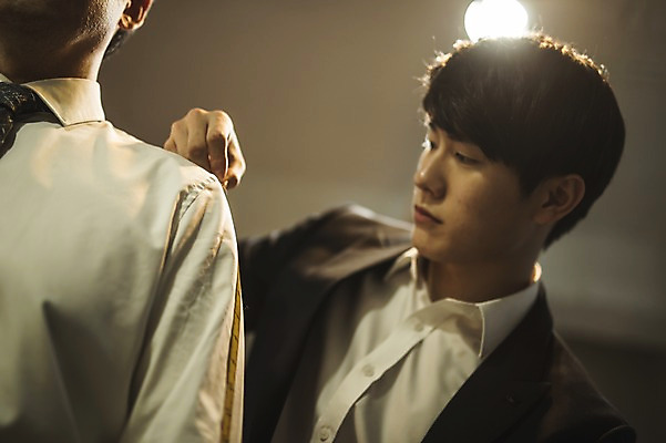 포토 JPG 응시 남자 40대 중년 전등 실내 줄자 서기 사람 정장 손짓 상반신 20대 성인 두명 앞모습 옆모습 한국인 패션디자이너 실습 치수재기 장인 신입 남자만 국내포토 시선 옷 뷰포인트 모션 조명 자 동양인 청년 내부 디자이너 파일형식