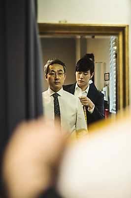 포토 JPG 남자 40대 중년 와이셔츠 넥타이 실내 줄자 서기 사람 정장 상반신 20대 성인 두명 앞모습 거울 한국인 패션디자이너 실습 치수재기 신입 남자만 국내포토 잡화 옷 뷰포인트 셔츠 모션 자 동양인 청년 내부 디자이너 파일형식