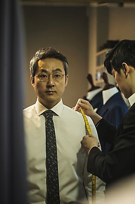 포토 JPG 응시 남자 40대 중년 와이셔츠 넥타이 실내 줄자 서기 사람 정장 손짓 상반신 20대 성인 두명 앞모습 옆모습 한국인 패션디자이너 어깨 실습 치수재기 장인 신입 남자만 국내포토 시선 잡화 옷 뷰포인트 셔츠 모션 자 동양인 청년 내부 신체부위 디자이너 파일형식