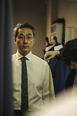 포토 JPG 응시 남자 40대 중년 와이셔츠 넥타이 실내 줄자 서기 사람 정장 손짓 상반신 20대 성인 두명 앞모습 옆모습 한국인 패션디자이너 실습 치수재기 장인 신입 남자만 국내포토 시선 잡화 옷 뷰포인트 셔츠 모션 자 동양인 청년 내부 디자이너 파일형식