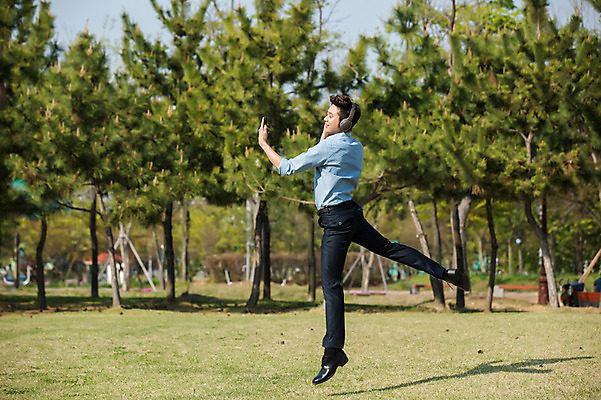 포토 JPG 주간 전신 나무 공원 남자 한명 미소 들기 정장 성인 야외 옆모습 30대 스마트폰 점프 헤드셋 음악감상 한국인 춤 발레 다리들기 성인남자한명만 미추홀공원 국내포토 자연요소 식물 1 옷 공공시설 뷰포인트 음향기기 모션 문화예술 표정 사람 동양인 장년 핸드폰 스마트기기 헤드폰 감상 인천 남자한명만 성인남자만 파일형식