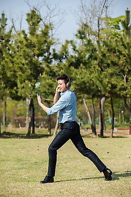 포토 JPG 주간 전신 나무 공원 남자 한명 미소 들기 정장 성인 야외 옆모습 30대 스마트폰 헤드셋 음악감상 한국인 춤 발레 성인남자한명만 미추홀공원 국내포토 자연요소 식물 1 옷 공공시설 뷰포인트 음향기기 모션 문화예술 표정 사람 동양인 장년 핸드폰 스마트기기 헤드폰 감상 인천 남자한명만 성인남자만 파일형식