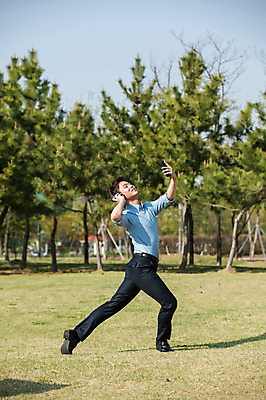 포토 JPG 주간 전신 나무 공원 남자 한명 미소 들기 정장 성인 야외 옆모습 30대 스마트폰 헤드셋 음악감상 한국인 올려보기 춤 발레 성인남자한명만 미추홀공원 국내포토 자연요소 식물 1 옷 공공시설 뷰포인트 음향기기 모션 문화예술 표정 사람 동양인 장년 핸드폰 스마트기기 헤드폰 감상 인천 남자한명만 성인남자만 파일형식