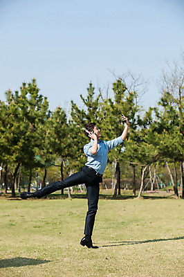 포토 JPG 주간 전신 나무 공원 남자 한명 미소 들기 정장 성인 야외 옆모습 30대 스마트폰 헤드셋 음악감상 한국인 춤 발레 다리들기 성인남자한명만 미추홀공원 국내포토 자연요소 식물 1 옷 공공시설 뷰포인트 음향기기 모션 문화예술 표정 사람 동양인 장년 핸드폰 스마트기기 헤드폰 감상 인천 남자한명만 성인남자만 파일형식