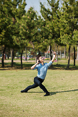 포토 JPG 주간 전신 나무 공원 남자 한명 미소 들기 정장 성인 야외 앞모습 30대 스마트폰 헤드셋 음악감상 한국인 춤 발레 성인남자한명만 미추홀공원 국내포토 자연요소 식물 1 옷 공공시설 뷰포인트 음향기기 모션 문화예술 표정 사람 동양인 장년 핸드폰 스마트기기 헤드폰 감상 인천 남자한명만 성인남자만 파일형식
