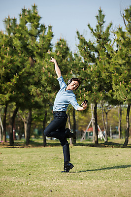 포토 JPG 주간 전신 나무 공원 남자 한명 미소 들기 정장 성인 야외 옆모습 30대 스마트폰 헤드셋 음악감상 한국인 춤 발레 다리들기 성인남자한명만 미추홀공원 국내포토 자연요소 식물 1 옷 공공시설 뷰포인트 음향기기 모션 문화예술 표정 사람 동양인 장년 핸드폰 스마트기기 헤드폰 감상 인천 남자한명만 성인남자만 파일형식