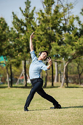 포토 JPG 주간 전신 나무 공원 남자 한명 들기 정장 성인 야외 옆모습 30대 스마트폰 헤드셋 음악감상 한국인 춤 발레 성인남자한명만 미추홀공원 국내포토 자연요소 식물 1 옷 공공시설 뷰포인트 음향기기 모션 문화예술 사람 동양인 장년 핸드폰 스마트기기 헤드폰 감상 인천 남자한명만 성인남자만 파일형식