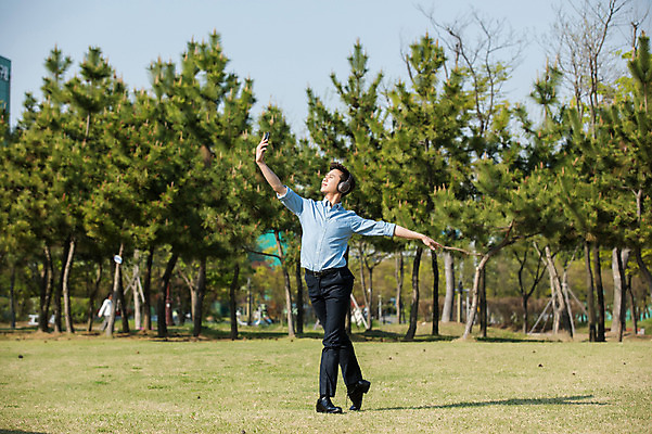 포토 JPG 주간 전신 나무 공원 남자 한명 들기 정장 성인 야외 앞모습 30대 스마트폰 헤드셋 음악감상 한국인 올려보기 춤 발레 성인남자한명만 미추홀공원 국내포토 자연요소 식물 1 옷 공공시설 뷰포인트 음향기기 모션 문화예술 사람 동양인 장년 핸드폰 스마트기기 헤드폰 감상 인천 남자한명만 성인남자만 파일형식